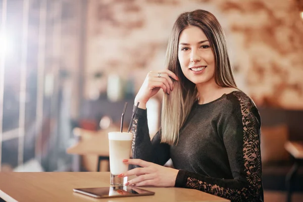 Yung mulher sentada no café e beber café . — Fotografia de Stock