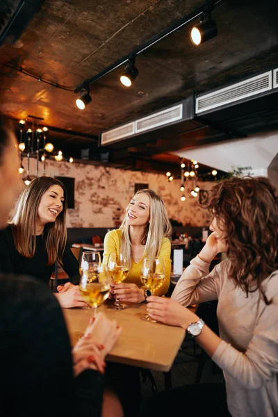 Φίλες πίνοντας κρασί και κουβεντιάζοντας, ενώ κάθεται στο μπαρ. — Φωτογραφία Αρχείου