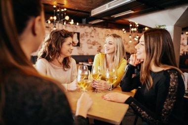 Şarap içme ve barda otururken chat yapan kız.