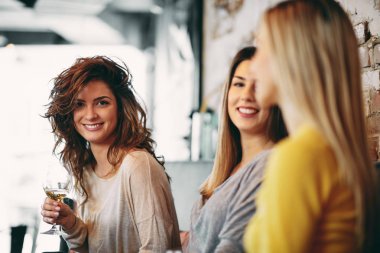 Şarap içme ve barda otururken chat yapan kız.