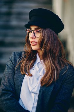 Gözlüklü esmer güzel kafa vurdu.