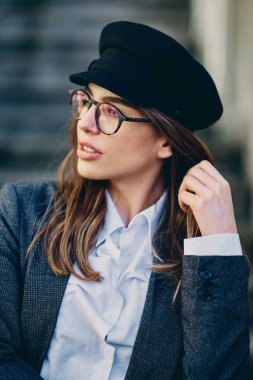 Gözlüklü esmer güzel kafa vurdu.