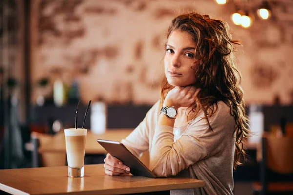 Yung Kobieta Siedząc Kawiarni Picia Kawy — Zdjęcie stockowe