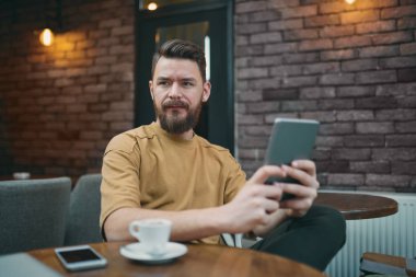 genç yakışıklı adam kafede sakallı 