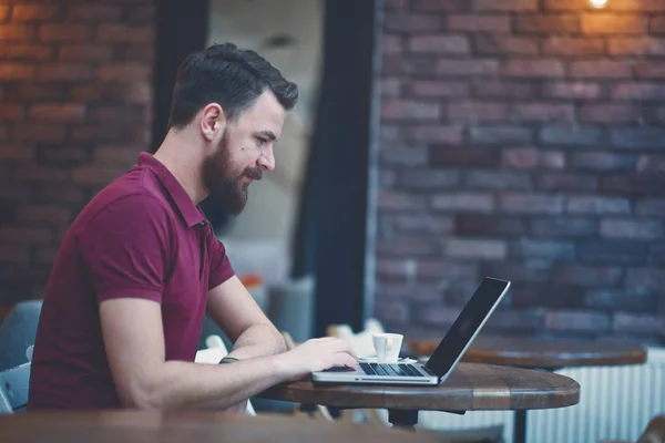 Jeune Homme Barbu Beau Dans Café — Photo