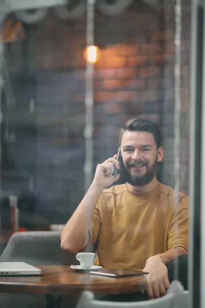 Jonge Knappe Bebaarde Man Café — Stockfoto