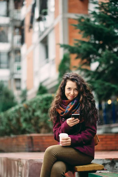 Retrato Aire Libre Una Hermosa Mujer Joven — Foto de Stock