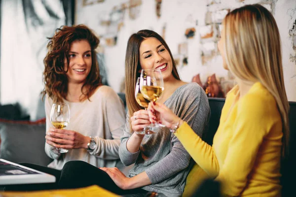 Namoradas Bebendo Vinho Conversando Enquanto Sentadas Bar — Fotografia de Stock