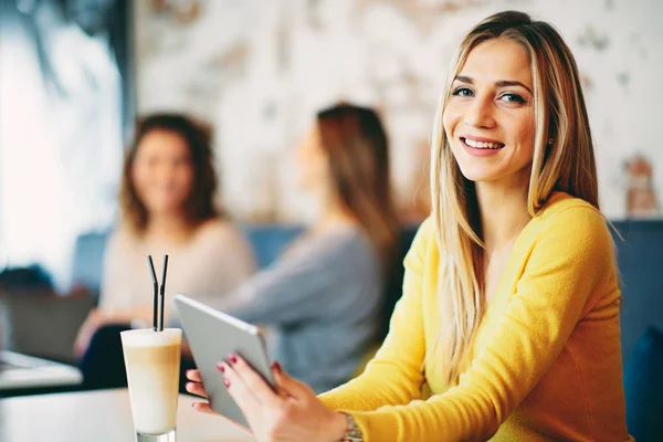 Mujer Caucásica Joven Usando Tableta Mientras Está Sentado Cafetería Beber — Foto de Stock