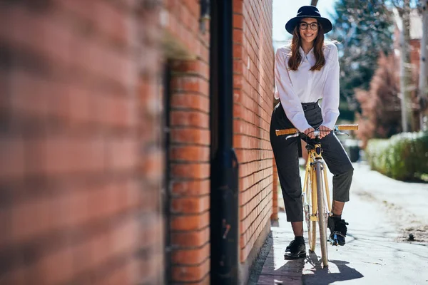 Retrato Hermosa Morena Bicicleta Fixie —  Fotos de Stock