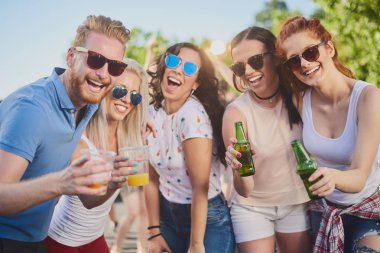 Gruba dans ve açık hava partisi/Müzik Festivali'nde iyi vakit geçiriyor