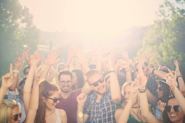 Gruba dans ve açık hava partisi/Müzik Festivali'nde iyi vakit geçiriyor