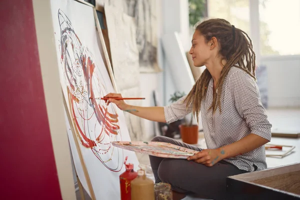 Chica Artística Sentada Estudio Pintar Caballete — Foto de Stock