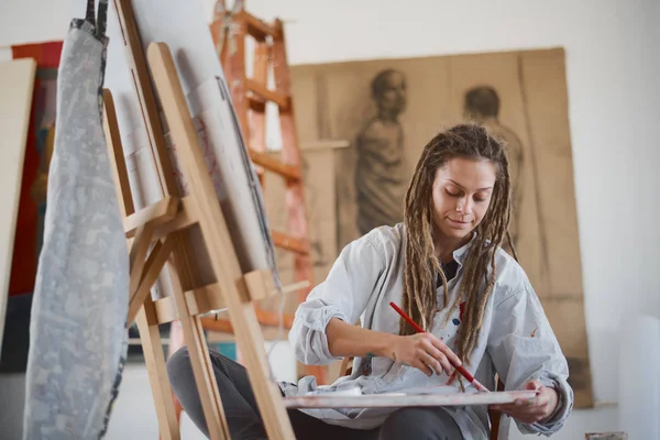 Chica Artística Sentada Estudio Pintar Caballete —  Fotos de Stock