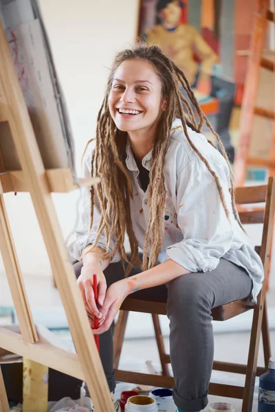 Chica Artística Sentada Estudio Pintar Caballete —  Fotos de Stock