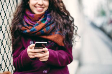 Kızın el manifatura için akıllı telefon kullanarak yakın çekim.