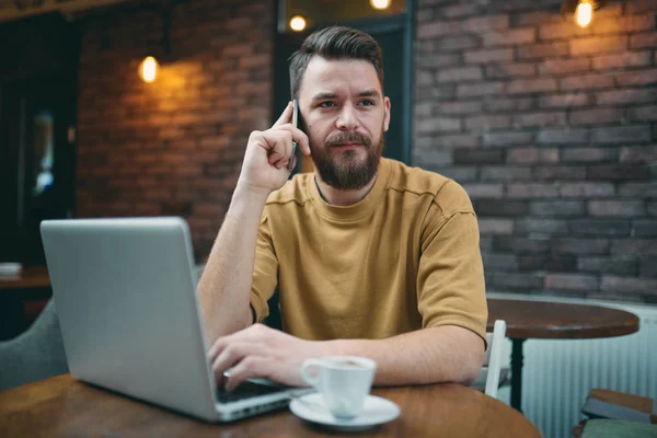 Homem Usando Laptop Telefone Inteligente Enquanto Sentado Café Conceito Novas — Fotografia de Stock