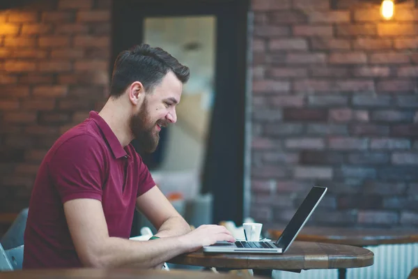 Hombre Usando Ordenador Portátil Teléfono Inteligente Mientras Está Sentado Cafetería — Foto de Stock