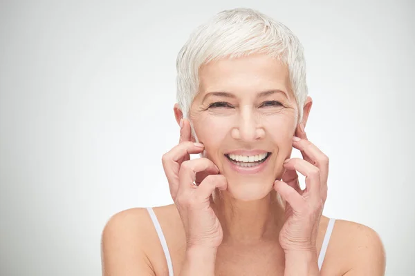 Retrato Mujer Mayor Hermosa Delante Fondo Blanco — Foto de Stock