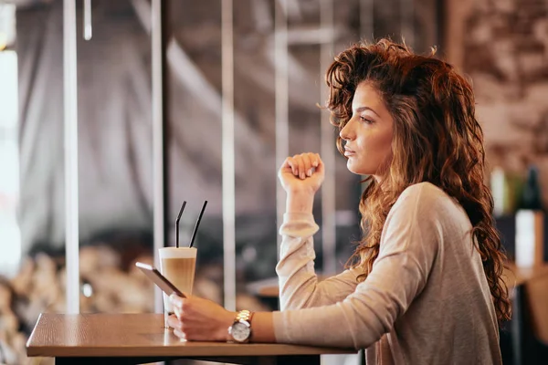 Jonge Kaukasische Vrouw Met Behulp Van Tablet Terwijl Zitten Cafe — Stockfoto