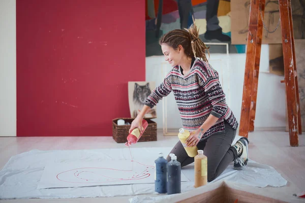 Woman Artist Painting Floor — Stock Photo, Image