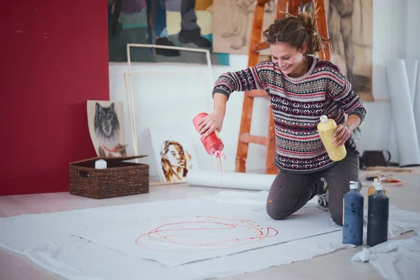 Woman Artist Painting Floor — Stock Photo, Image