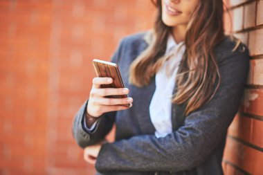 Açık havada akıllı telefon kullanan kadın. Akıllı telefon üzerinde seçici odak.
