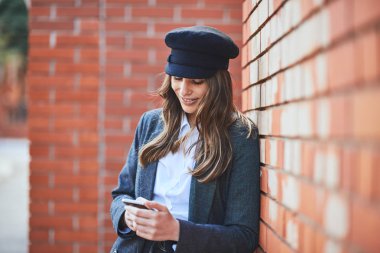 Açık havada akıllı telefon kullanan kadın. Kadının yüzündeki seçici odak.