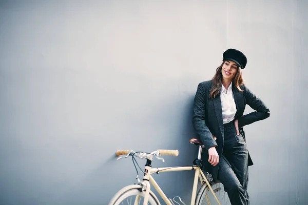 Mujer Posando Delante Pared Bicicleta Amarilla Detrás Sombrero Mano —  Fotos de Stock