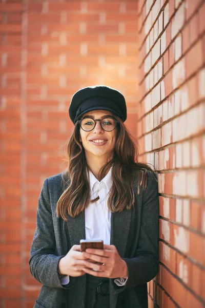 Mujer Usando Teléfono Inteligente Aire Libre Enfoque Selectivo Cara Mujer — Foto de Stock