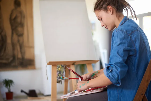 Menina Artística Sentado Estúdio Pintura Cavalete — Fotografia de Stock