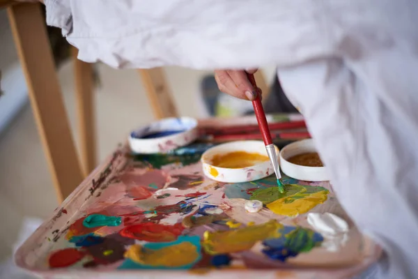 Zbliżenie Rąk Dziewczynki Gospodarstwa Farby Pędzla Mieszanie Kolorów Malowania — Zdjęcie stockowe