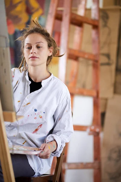 Artistic Girl Sitting Studio Paint Easel — Stock Photo, Image