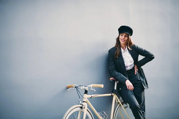 Mujer Posando Delante Pared Bicicleta Amarilla Detrás Sombrero Mano —  Fotos de Stock