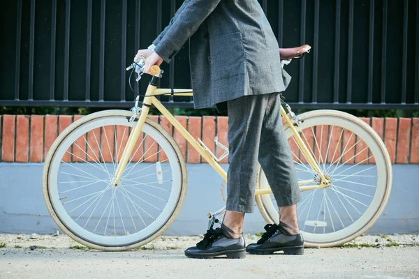 Joven Mujer Moderna Montando Bicicleta Ciudad —  Fotos de Stock
