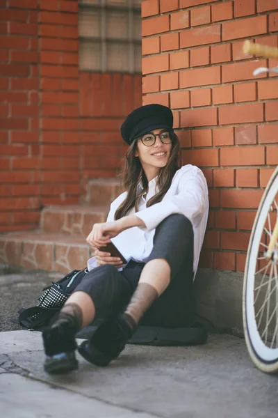 Mujer Sentada Acera Usando Teléfono Inteligente Junto Bicicleta Amarilla —  Fotos de Stock