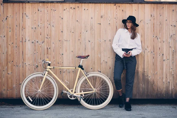 Retrato Bela Morena Segurando Bicicleta Fundo Madeira — Fotografia de Stock