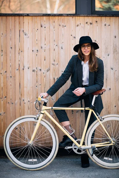 Retrato Una Hermosa Morena Sosteniendo Bicicleta Fondo Madera —  Fotos de Stock