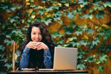 Kadın bahçede çalışırken çok ciddiyim