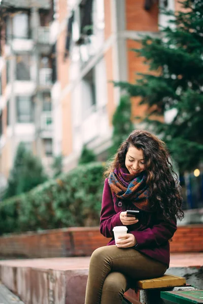 Mädchen Auf Der Straße Benutzt Smartphone Für Sms — Stockfoto