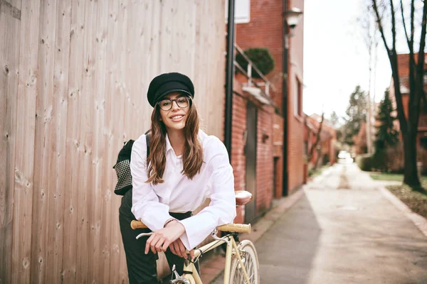 Retrato Una Hermosa Morena Sosteniendo Bicicleta Fondo Madera —  Fotos de Stock