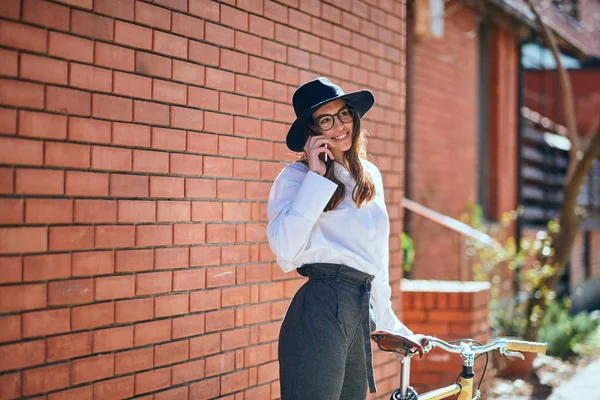 Kobieta Stwarzających Gniazdo Jej Fixie Żółty Rower — Zdjęcie stockowe