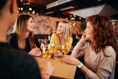 Şarap içme ve barda otururken sohbet bayan arkadaş.