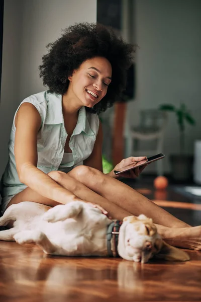 Mixte Femme Race Caressant Son Chien Utilisant Une Tablette Tout — Photo