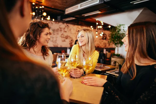 Amigos Sexo Feminino Bebendo Vinho Conversando Enquanto Sentados Bar — Fotografia de Stock