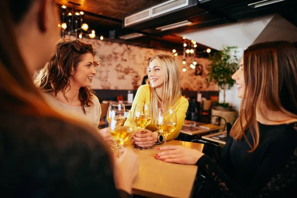 Amiche Che Bevono Vino Chiacchierano Seduti Bar — Foto Stock