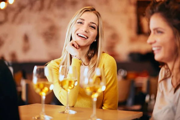 Amigos Sexo Feminino Bebendo Vinho Conversando Enquanto Sentados Bar — Fotografia de Stock