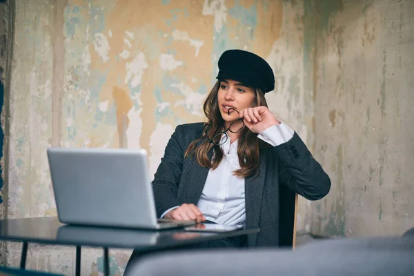 Jonge Moderne Vrouw Zitten Cafe Het Gebruik Van Laptop — Stockfoto