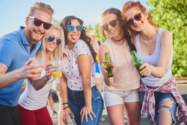 Gruba dans ve açık hava partisi/Müzik Festivali'nde iyi vakit geçiriyor