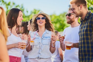 Gruba dans ve açık hava partisi/Müzik Festivali'nde iyi vakit geçiriyor